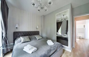 2 habitaciones, muebles diferentes y tabla de planchar con plancha 