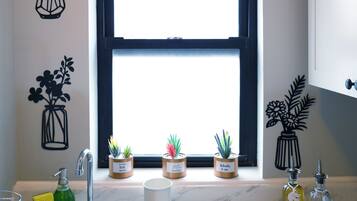 Full-sized fridge, microwave, stovetop, coffee/tea maker