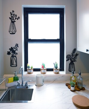 Refrigerador con freezer, microondas, placa de cocina, cafetera/tetera