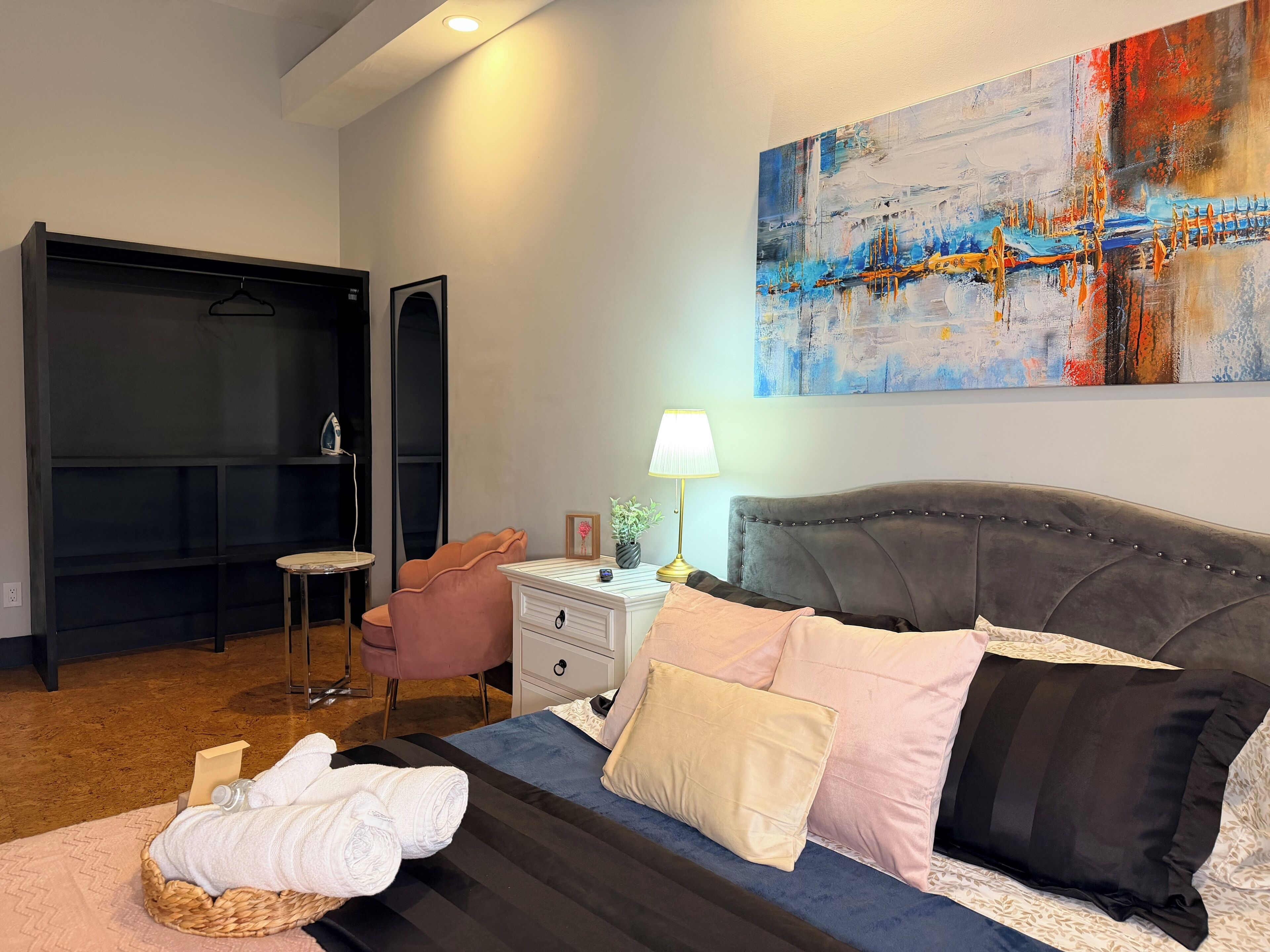 Modern Private Room Blue | Meja kerja, ruang kerja ramah laptop, dan setrika/meja setrika