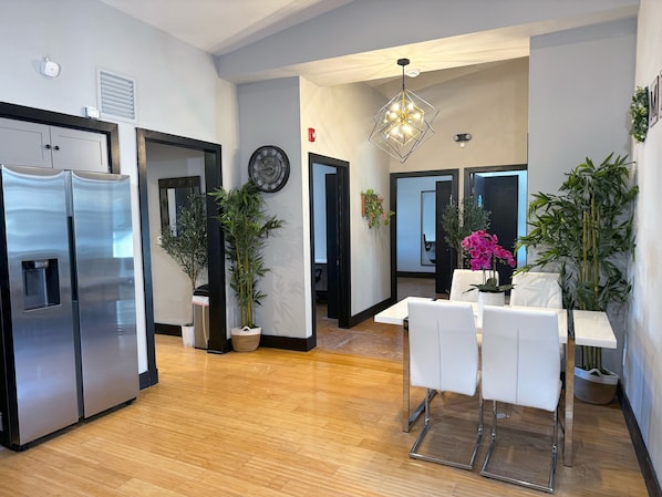 Télévision à écran plat de 32 pouces avec chaînes par câble, télévision