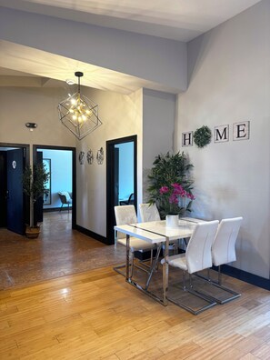 Televisión de pantalla plana de 32 pulgadas con canales por cable 