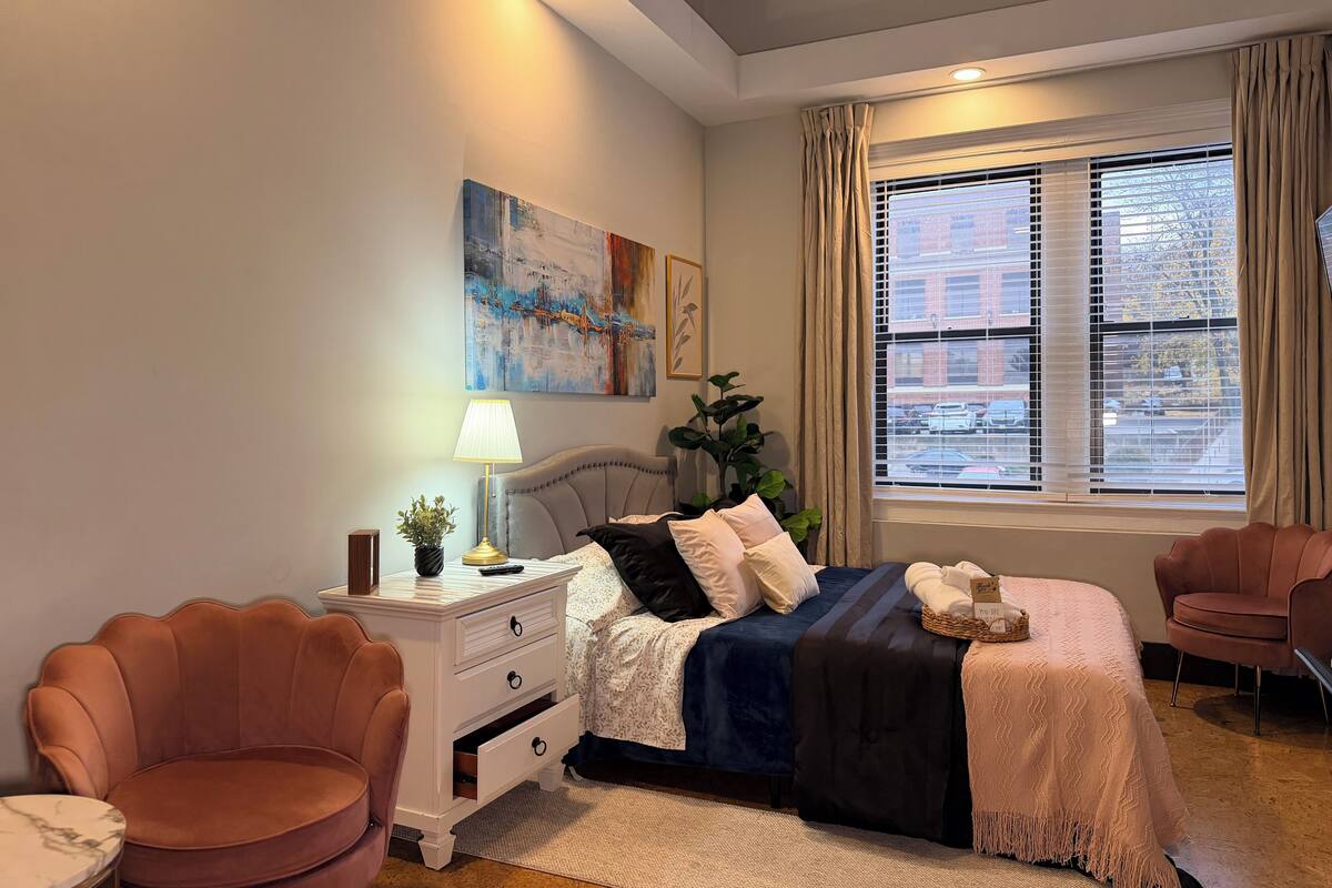 Modern Private Room Blue | Desk, laptop workspace, iron/ironing board, WiFi (free)