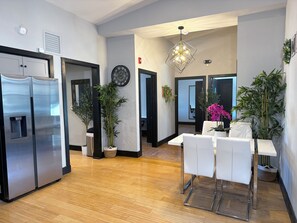 Televisión de pantalla plana de 32 pulgadas con canales por cable 