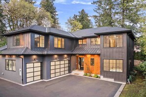Exterior - Maison Ananda | Gated 5BR Luxury Estate in Lake Oswego, Sleeps 12 (Lake Oswego)