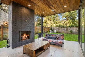 Terrace/patio - Maison Ananda | Gated 5BR Luxury Estate in Lake Oswego, Sleeps 12 (Lake Oswego)