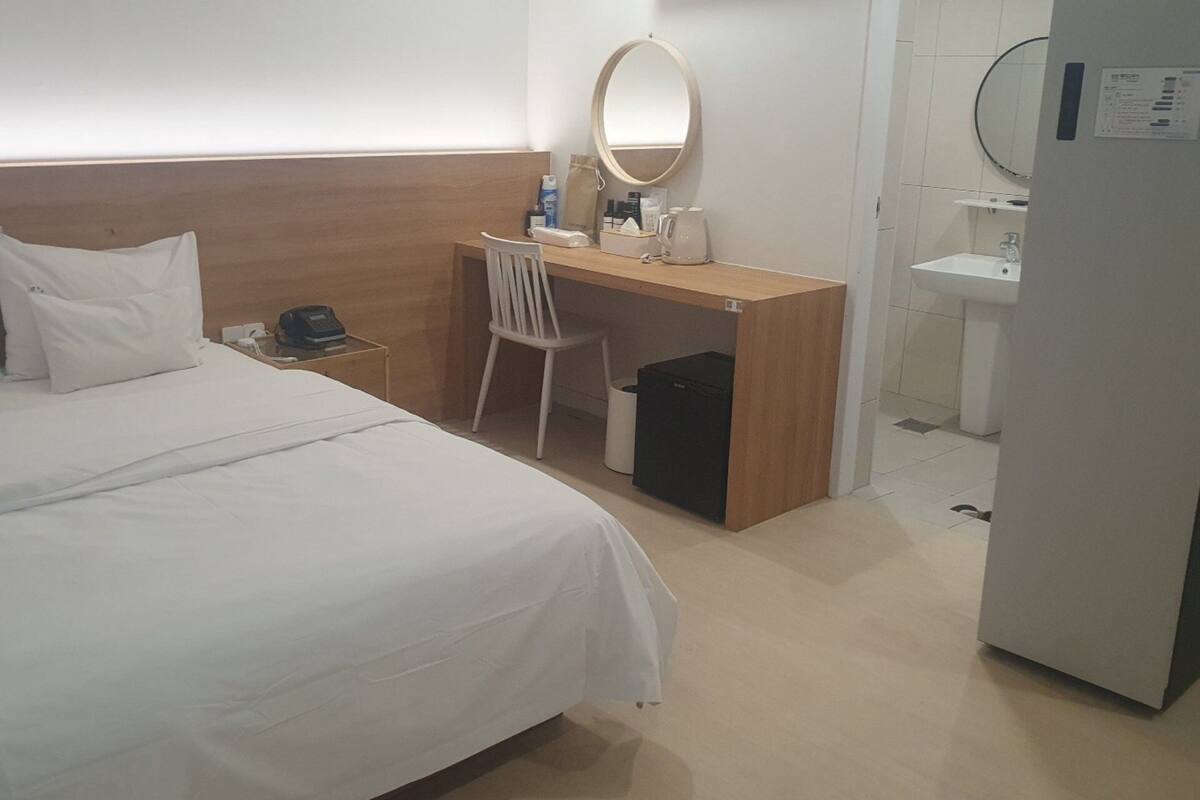 Styler Room | Sengetøy av topp kvalitet, skrivebord og blendingsgardiner