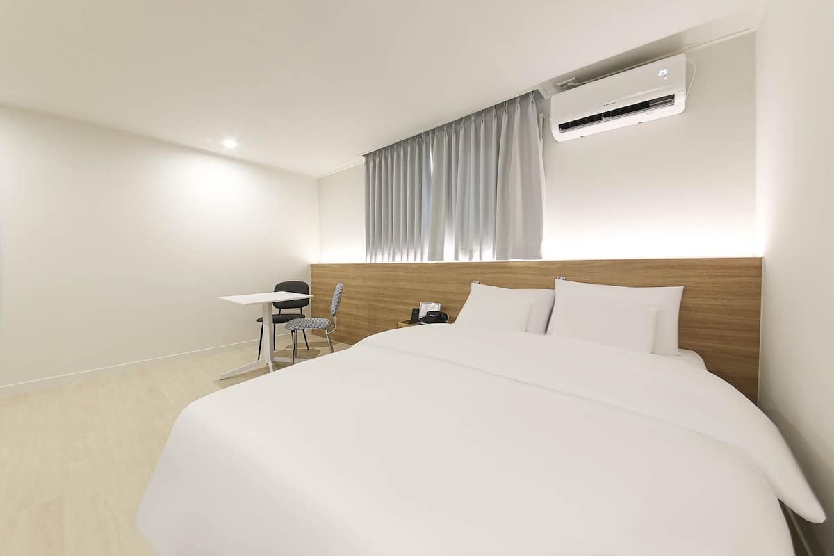 Premium bedding, individually decorated, individually furnished, desk