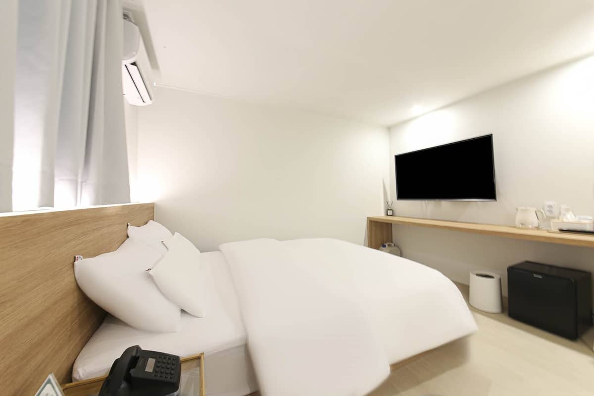 1 bedroom, premium bedding, individually decorated