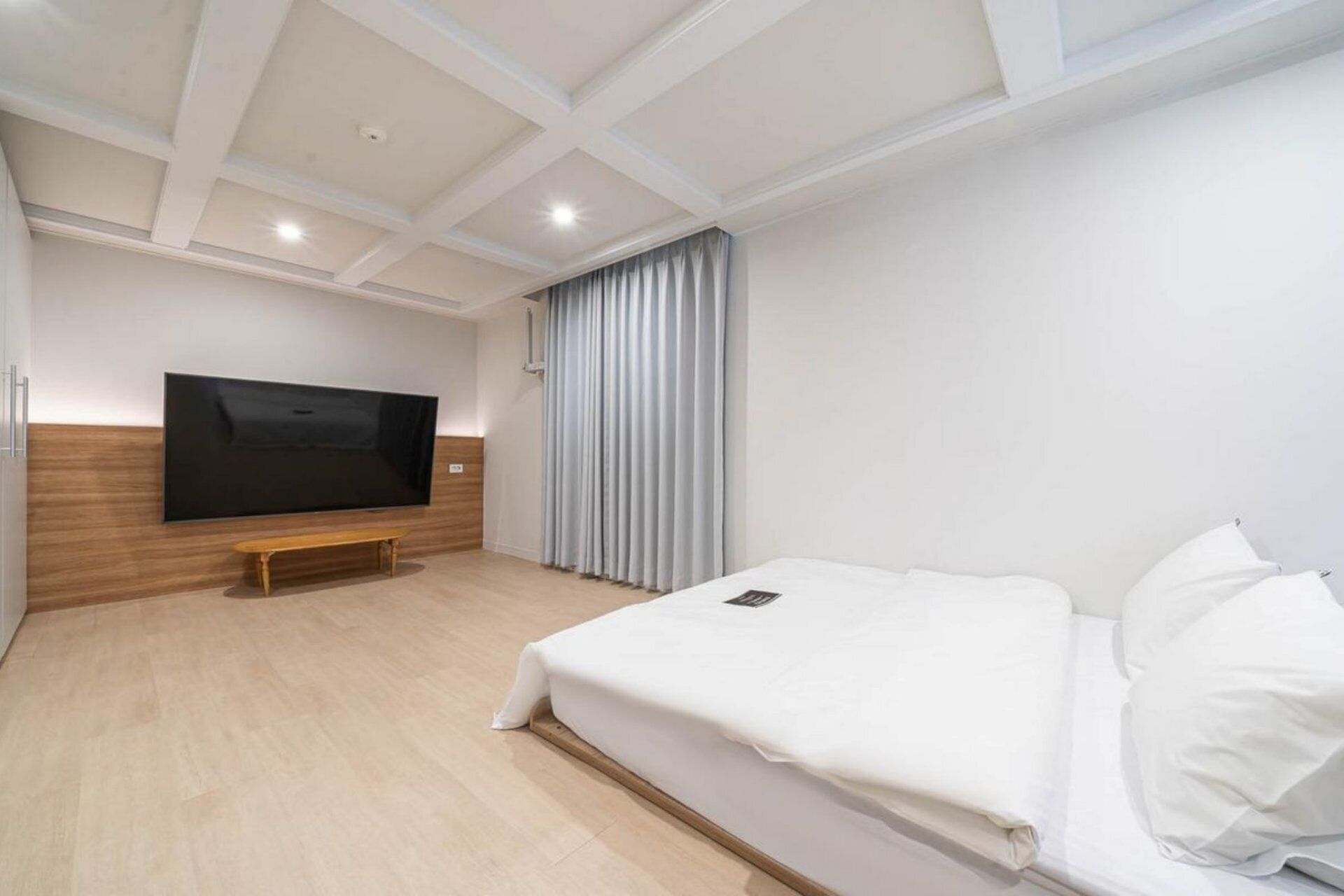 Ondol Terrace | 고급 침구, 각각 다른 스타일의 인테리어, 각각 다르게 가구 비치, 책상