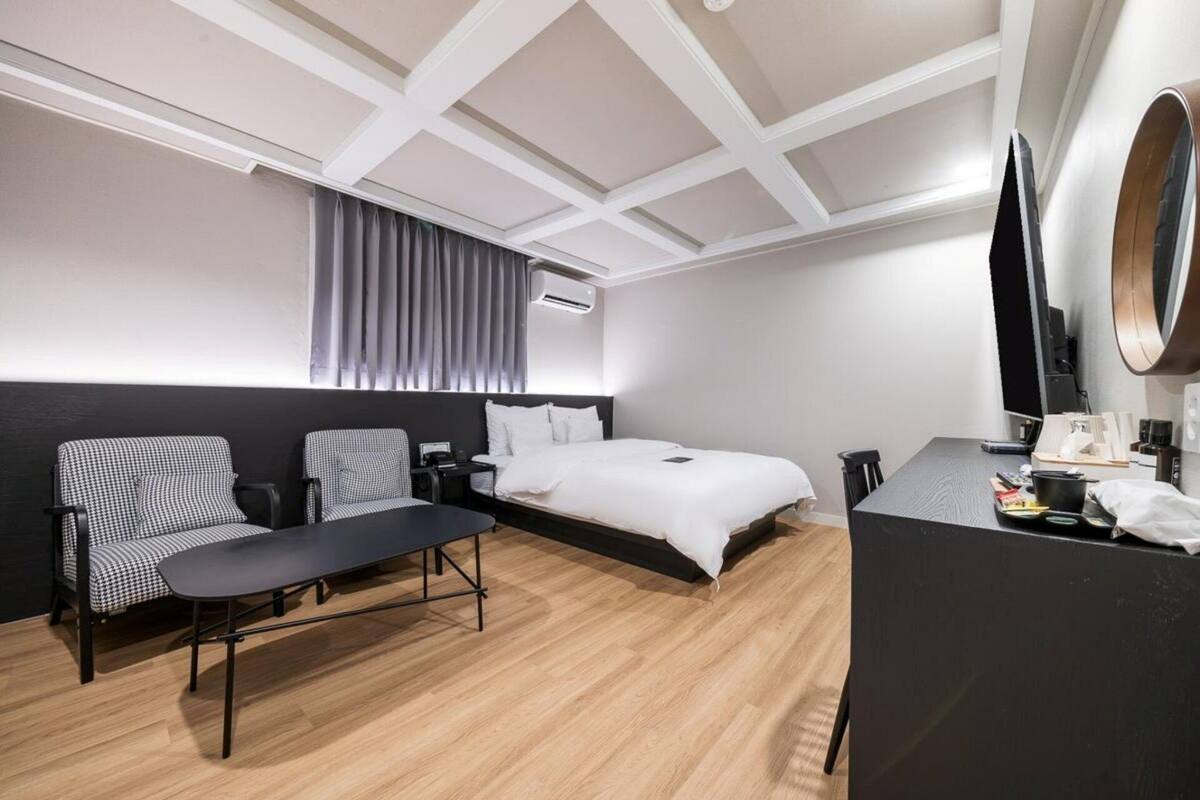 Cinema Room | Sengetøy av topp kvalitet, skrivebord og blendingsgardiner