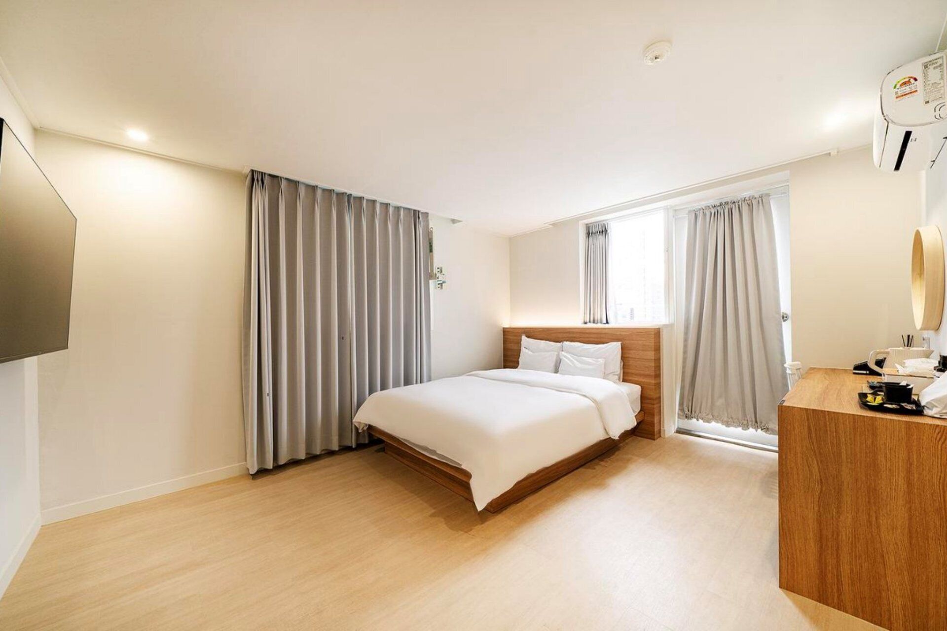Ropa de cama de alta calidad, escritorio y cortinas blackout 