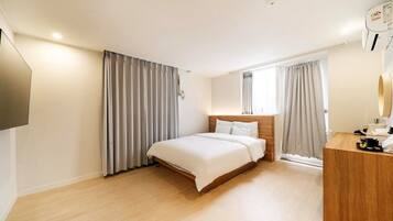 Ropa de cama de alta calidad, escritorio y cortinas blackout
