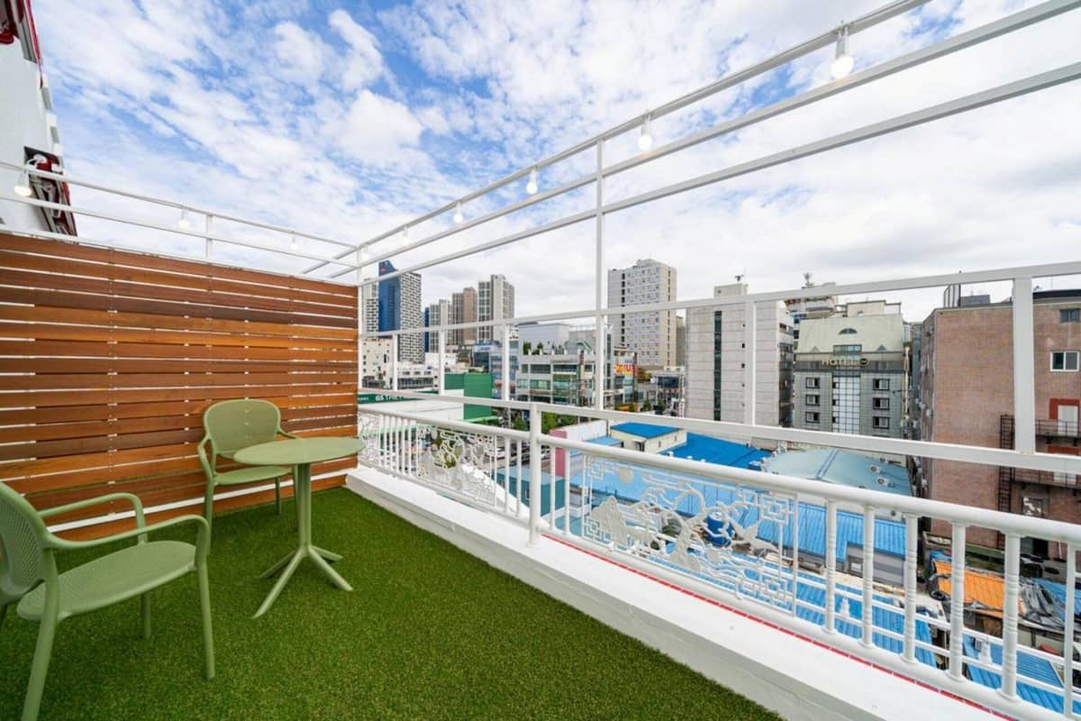 Standard Terrace Room | Sengetøy av topp kvalitet, skrivebord og blendingsgardiner