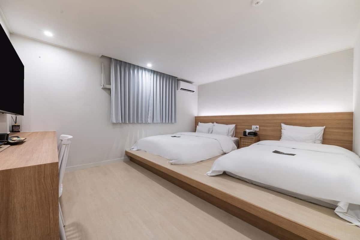 Deluxe Twin Room | Sengetøy av topp kvalitet, skrivebord og blendingsgardiner