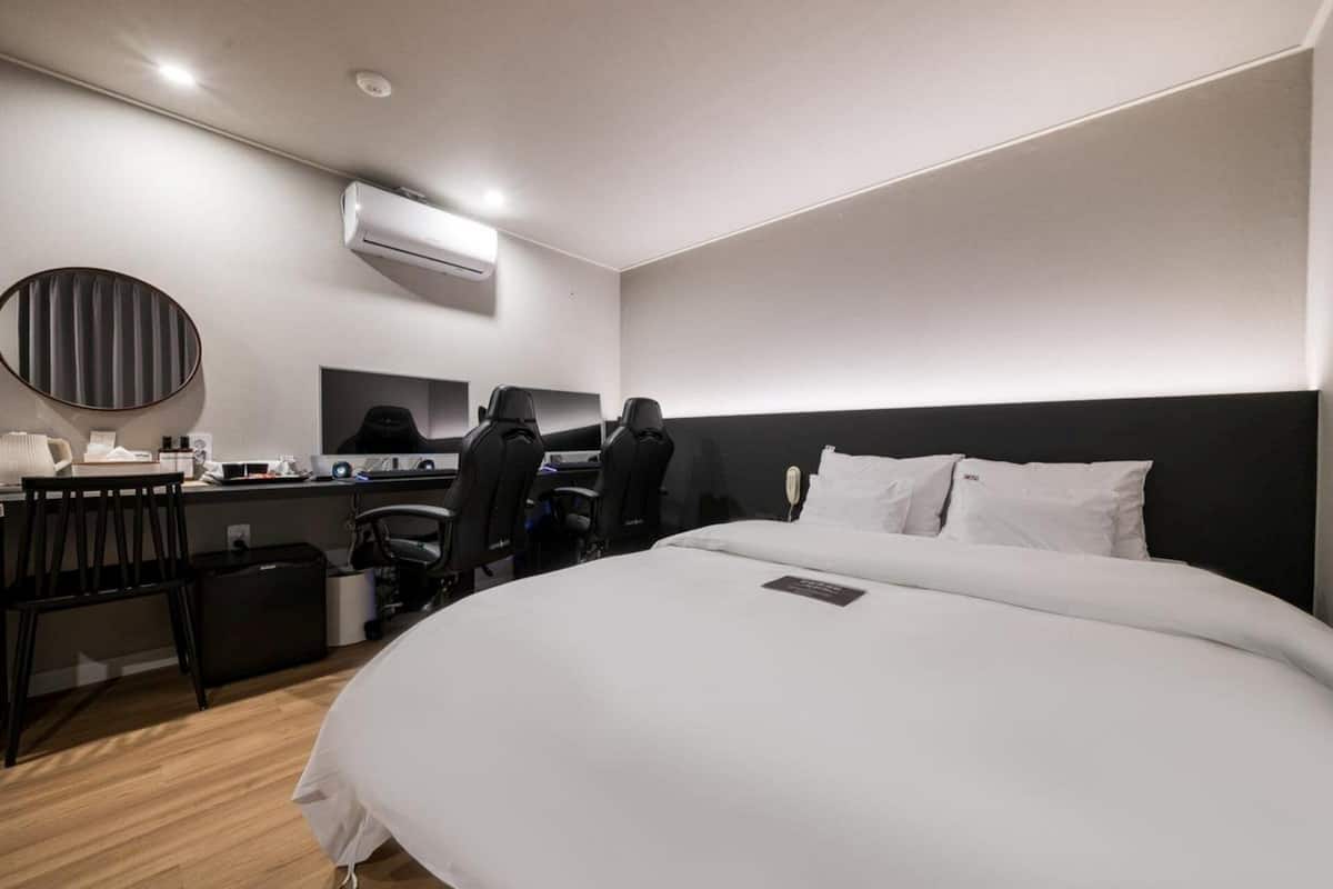 2PC Room | Sengetøy av topp kvalitet, skrivebord og blendingsgardiner