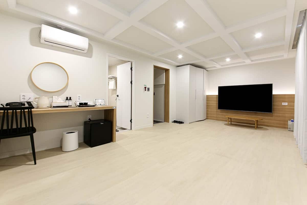 Ondol Terrace | Premium bedding, individually decorated, individually furnished, desk