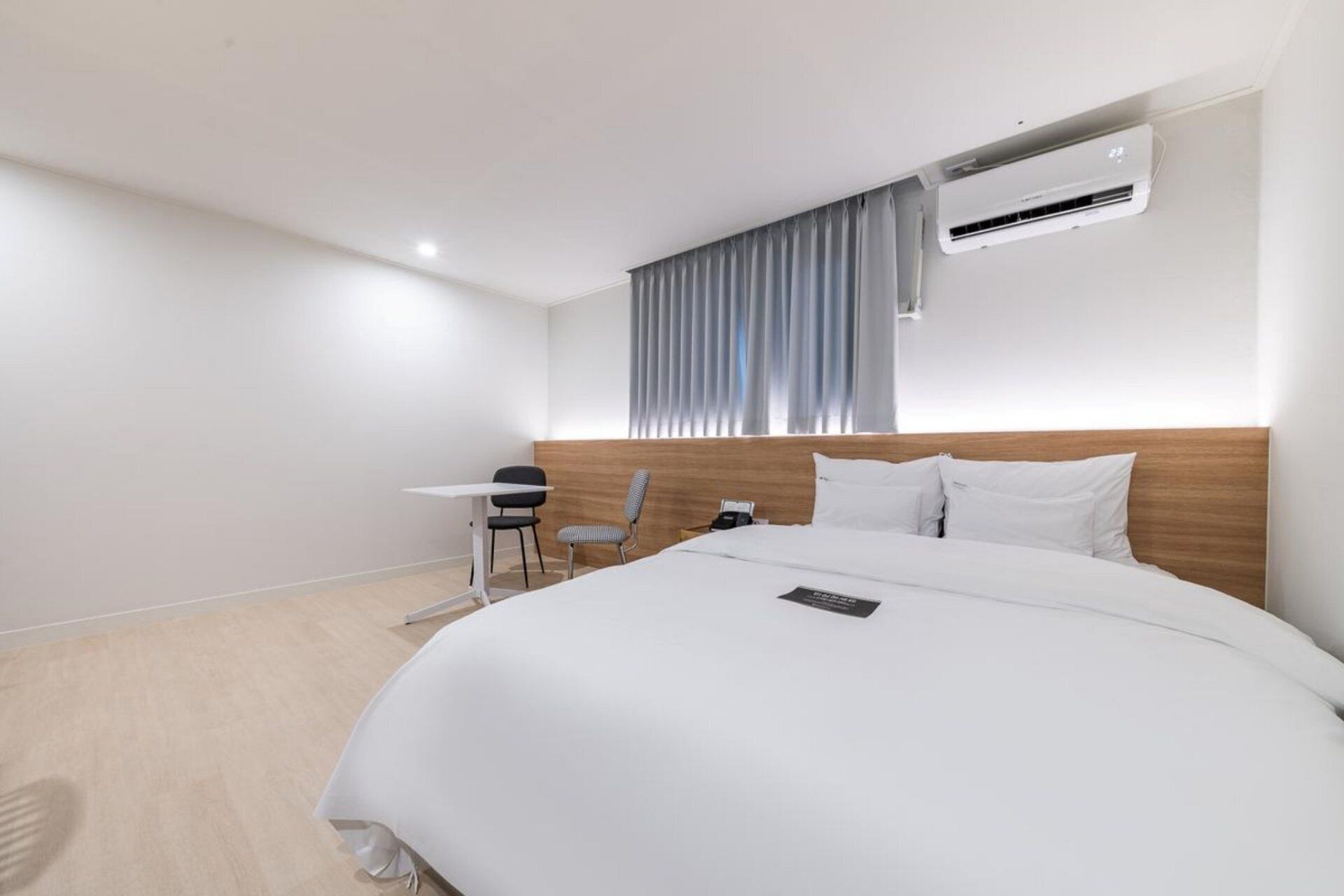Standard Room | 고급 침구, 각각 다른 스타일의 인테리어, 각각 다르게 가구 비치, 책상