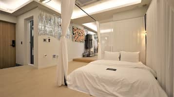 Party Room | 고급 침구, 각각 다른 스타일의 인테리어, 각각 다르게 가구 비치, 책상