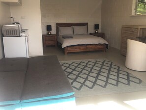 1 bedroom, in-room safe, desk, WiFi - Sneezle Beezle Studio Apartment (Omapere)