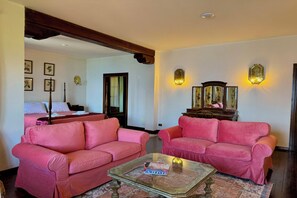 Family Villa, Multiple Bedrooms, Refrigerator & Microwave, Mountainside (Chalet Miralago) | Interior
