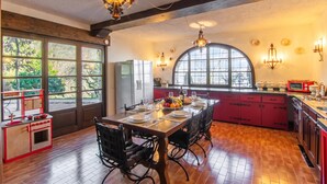 Familienvilla, 4 Schlafzimmer, Kühlschrank und Mikrowelle, Bergseite (Chalet Miralago) | Eigene Küche | Kühlschrank, Mikrowelle, Ofen, Herdplatte