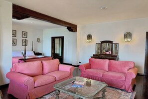 Villa familiar, varias habitaciones, frigorífico y microondas, junto a la montaña (Chalet Miralago) | Interior