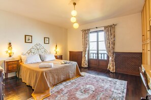 Villa familiar, varias habitaciones, frigorífico y microondas, junto a la montaña (Chalet Miralago) | 4 dormitorios, wifi gratis, ropa de cama