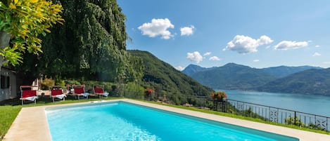 ファミリー ヴィラ ベッドルーム (複数) 冷蔵庫 & 電子レンジ マウンテンサイド (Chalet Miralago) | プール | 季節限定屋外プール
