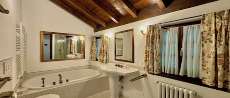 Villa Familiale, plusieurs chambres, réfrigérateur et four à micro-ondes (Chalet Miralago) | Salle de bain