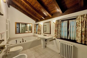 Family Villa, Multiple Bedrooms, Refrigerator & Microwave, Mountainside (Chalet Miralago) | Bathroom
