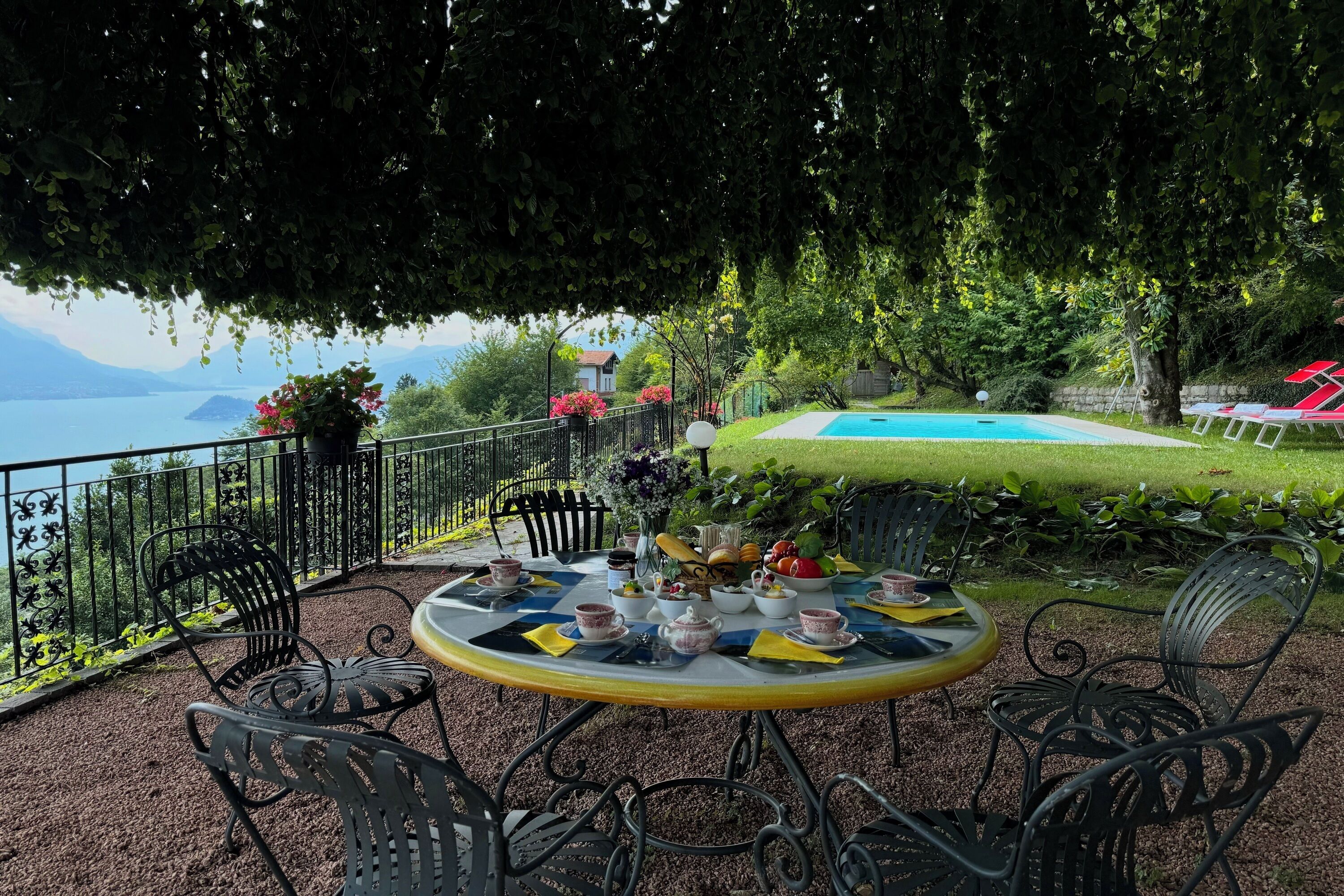 Villa familiare, camere multiple, frigorifero e microonde, lato montagna (Chalet Miralago) | Ristorazione all'aperto