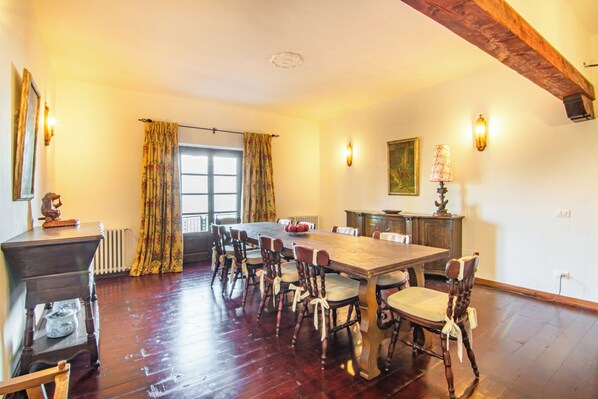 Family Villa, Multiple Bedrooms, Refrigerator & Microwave, Mountainside (Chalet Miralago) | Dining