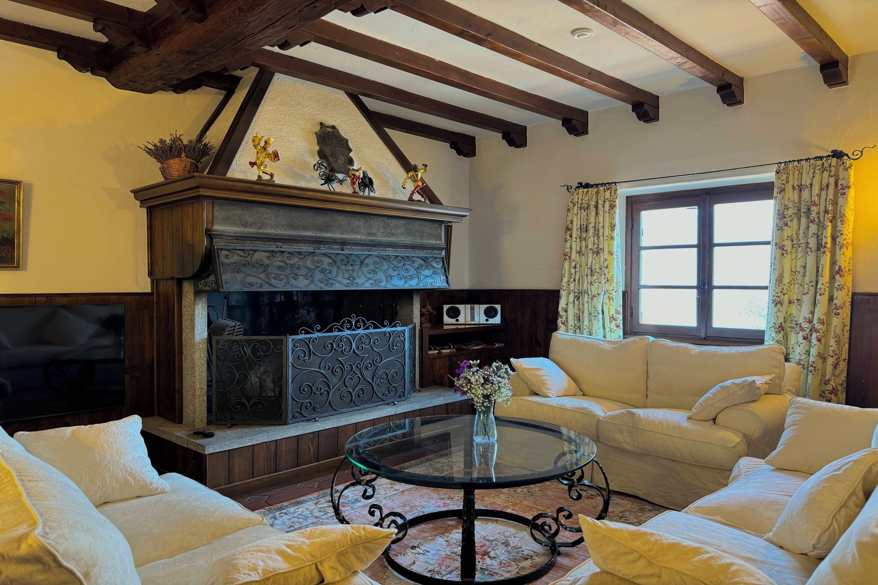 Family Villa, Multiple Bedrooms, Refrigerator & Microwave, Mountainside (Chalet Miralago) | Living area
