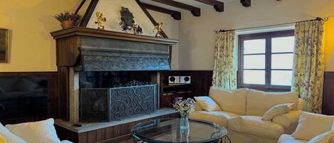 Family Villa, Multiple Bedrooms, Refrigerator & Microwave, Mountainside (Chalet Miralago) | Living area