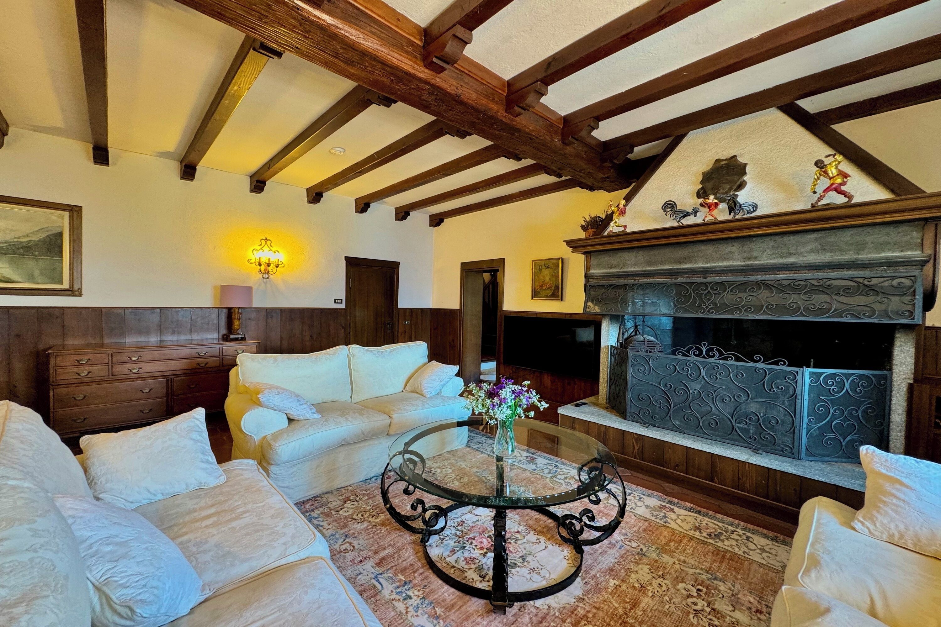 Family Villa, Multiple Bedrooms, Refrigerator & Microwave, Mountainside (Chalet Miralago) | Living area