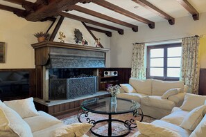 Perhehuvila, useita makuuhuoneita, jääkaappi ja mikroaaltouuni, vuorten lähellä (Chalet Miralago) | Oleskelualue