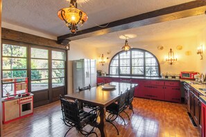 Familie villa, 4 slaapkamers, koelkast en magnetron, uitzicht op gebergte (Chalet Miralago) | Dineerruimte