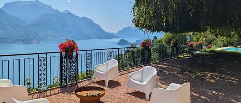 Familienvilla, 4 Schlafzimmer, Kühlschrank und Mikrowelle, Bergseite (Chalet Miralago) | Speisen im Freien