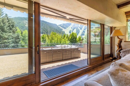 Luxury Warm Springs Home with Rooftop Hot Tub, Epic Views, + Walk to Lift!