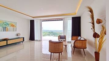 Pillowtop beds, in-room safe, desk, blackout drapes