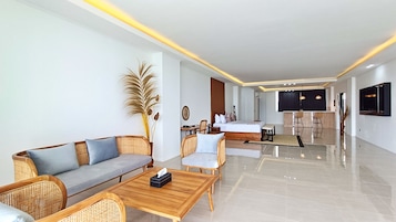 Suite familiar, balcón, vistas al mar | Colchones con acolchado adicional, caja fuerte, escritorio