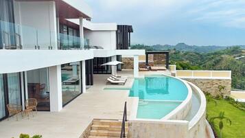 Outdoor pool, free cabanas, pool umbrellas