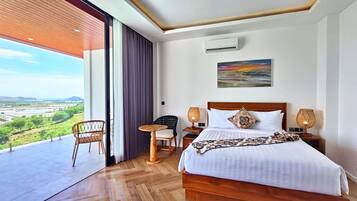 Pillowtop beds, in-room safe, desk, blackout drapes