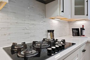Fridge, microwave, oven, stovetop - Spa Shower|Game Room|Media Room|Ping Pong|Arcade (Atlanta)