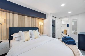 5 bedrooms, iron/ironing board, WiFi, bed sheets - Marietta Square Suites - Big Home|Pool|Fire Pit (Marietta)