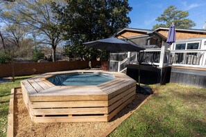 Outdoor spa tub - Marietta Square Suites - Big Home|Pool|Fire Pit (Marietta)