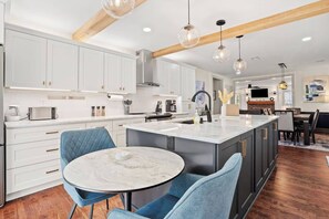 Fridge, microwave, oven, stovetop - Marietta Square Suites - Suite1 - Pool & Fire Pit! (Marietta)