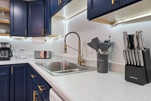 Fridge, microwave, oven, stovetop - Marietta Square Suites - Suite2 - Modern Apartment (Marietta)