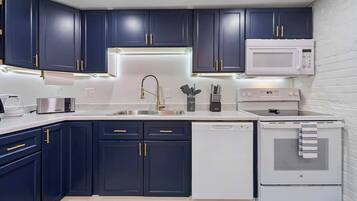 Een koelkast, een magnetron, een oven, een kookplaat